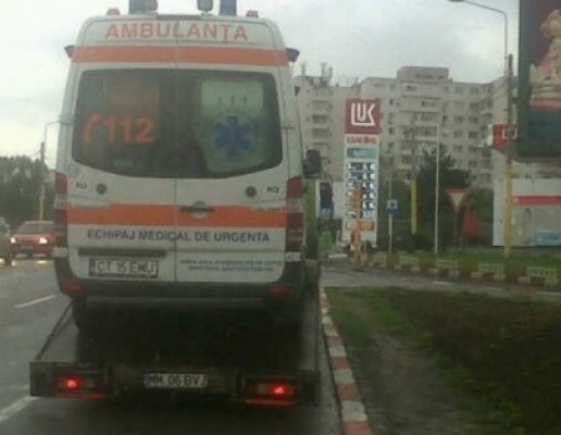 Ambulanţă care transporta un deţinut la Spitalul Judeţean Constanţa, implicată într-un accident rutier